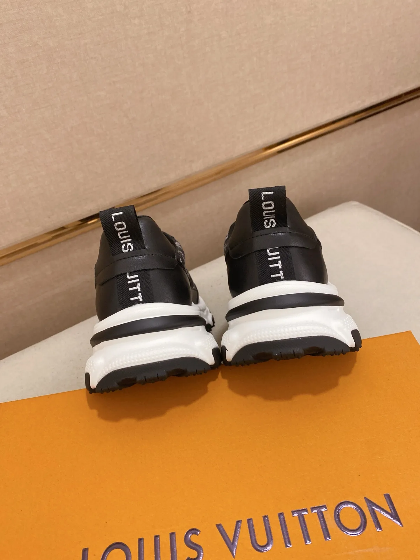 Men's shoes💰 442💰Louis Vuitton (Louis Vuitton/LV) top 🔍🔍 new models are on sale at the same time, the upper 🇮🇹 imported Italian first-layer cowhide, fully imported breathable mesh lining 💪💪, completely 1⃣️compared 1⃣️Reproduction🇮🇹💪💪, ⚠Sole: The original sole is specially provided by the original factory, the exclusive movable molded sole is super comfortable, ⚠Original factory follow-up goods, 🔍🔍high quality, you can enter and leave the counter at will, welcome to compare⚠. Code number: 38-44. Can be customized for 45 non-refundable!